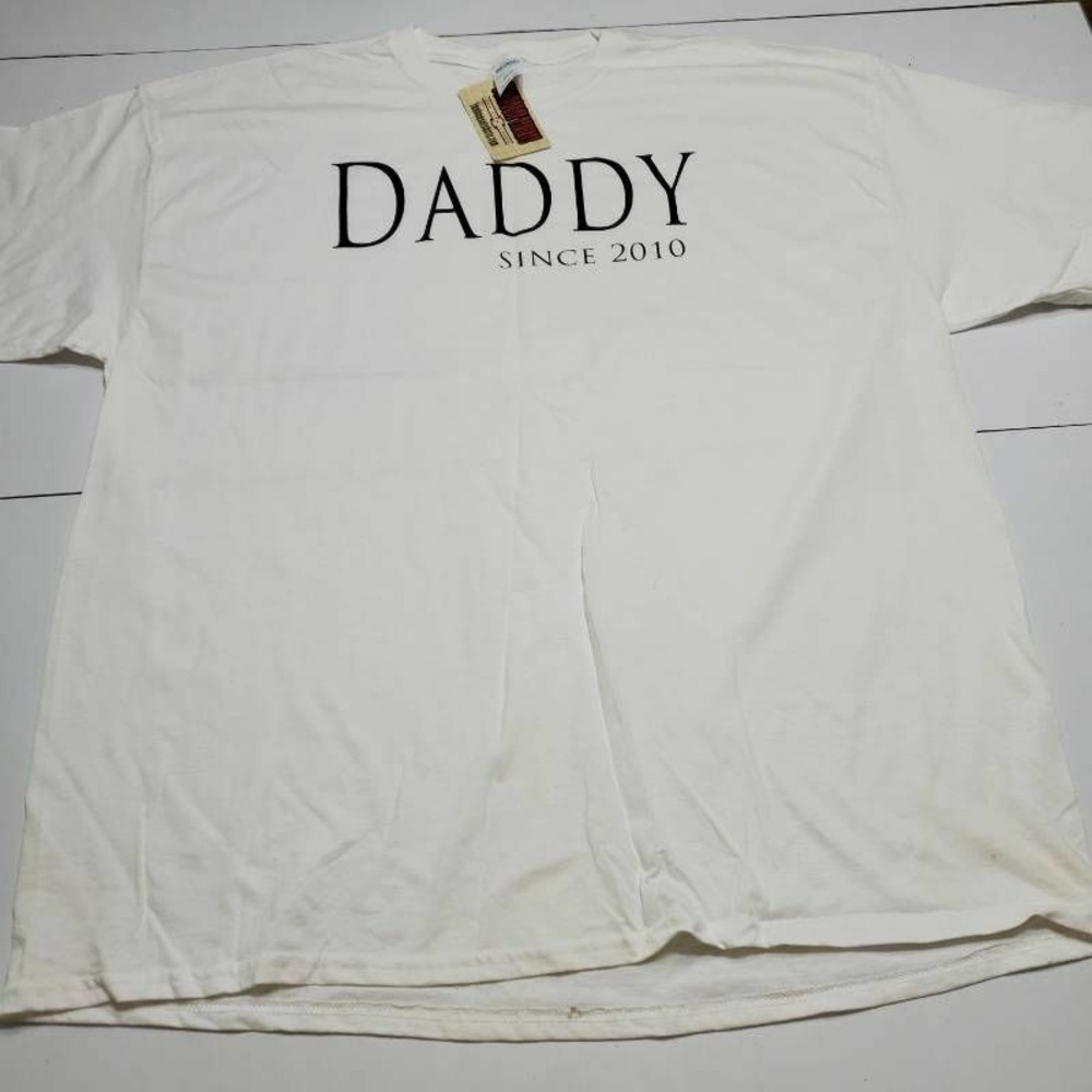 Gildan Mens Graphic T-Shirt White Daddy Since 2010 Crew Neck 100% Cotton 2XL New